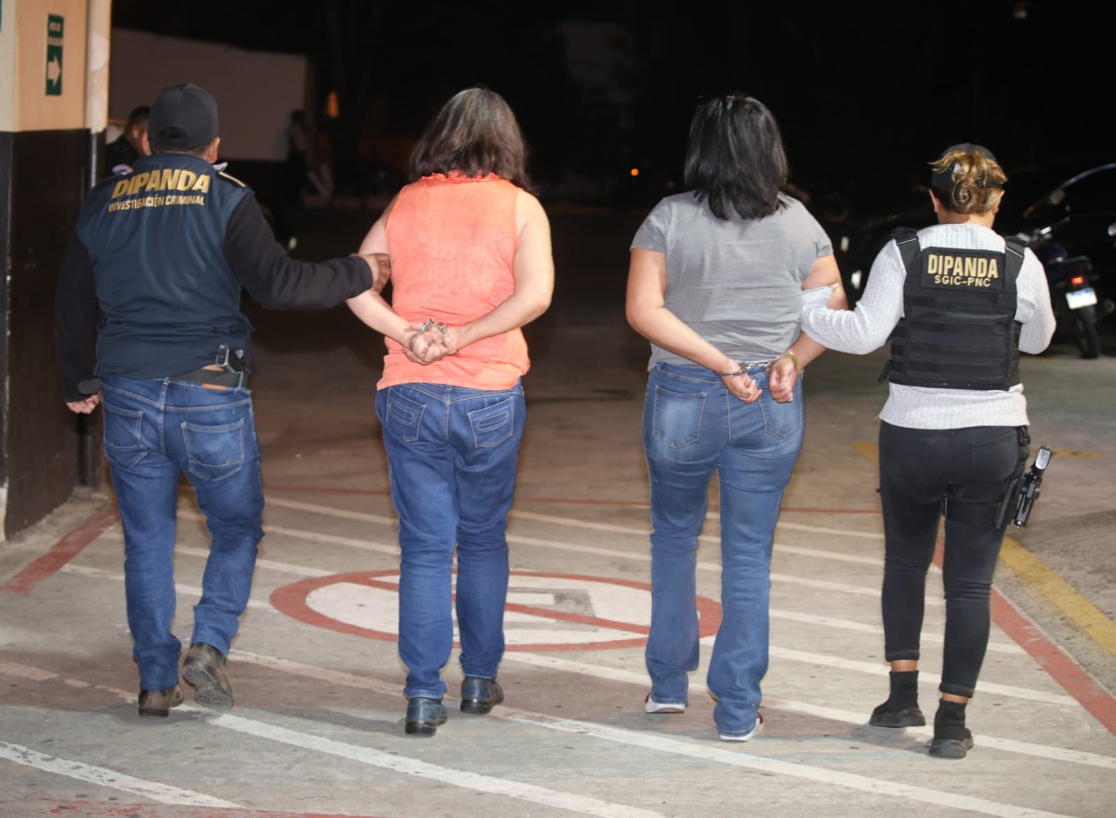 Madre e hija son señaladas de extorsión contra transportistas en la zona 1 de Mixco. (Foto Prensa Libre: PNC)