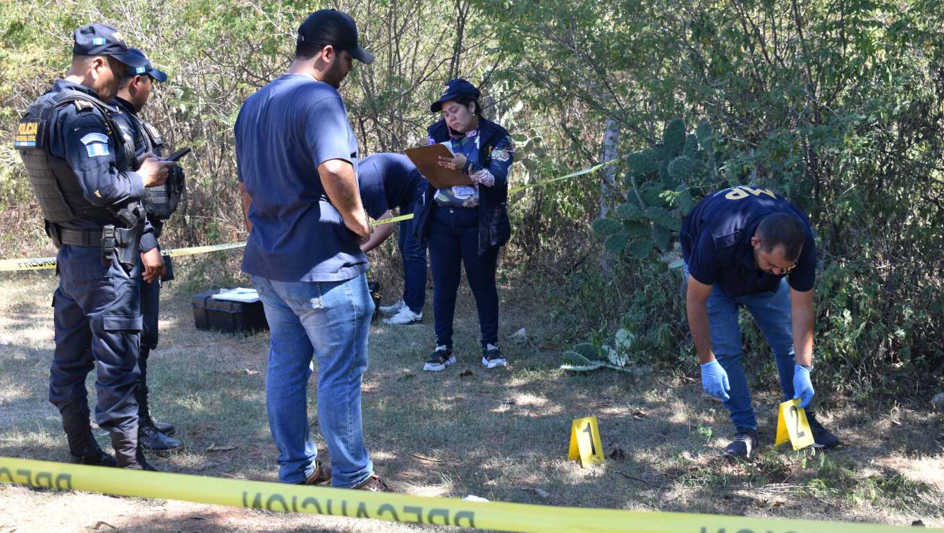 Peritos del Ministerio Público de la agencia fiscal de Zacapa recogen indicios en la escena donde se presume le dieron muerte a la adolescente. (Foto Prensa Libre: Mayra Sosa).