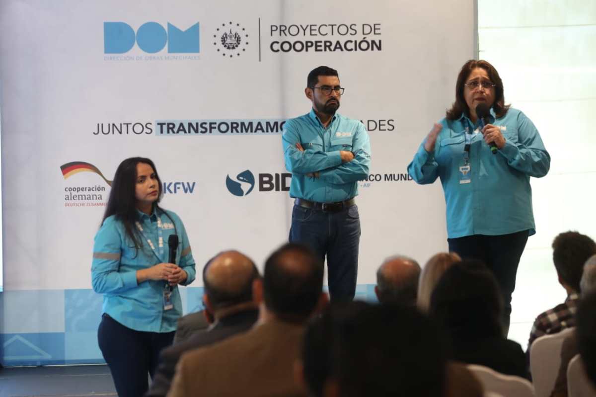 Funcionario del DOM de El Salvador expusieron a un grupo de empresarios del sector construcción como participar en proyectos de licitación en inversión e infraestructura social. (Foto Prensa Libre: Érick Ávila) 