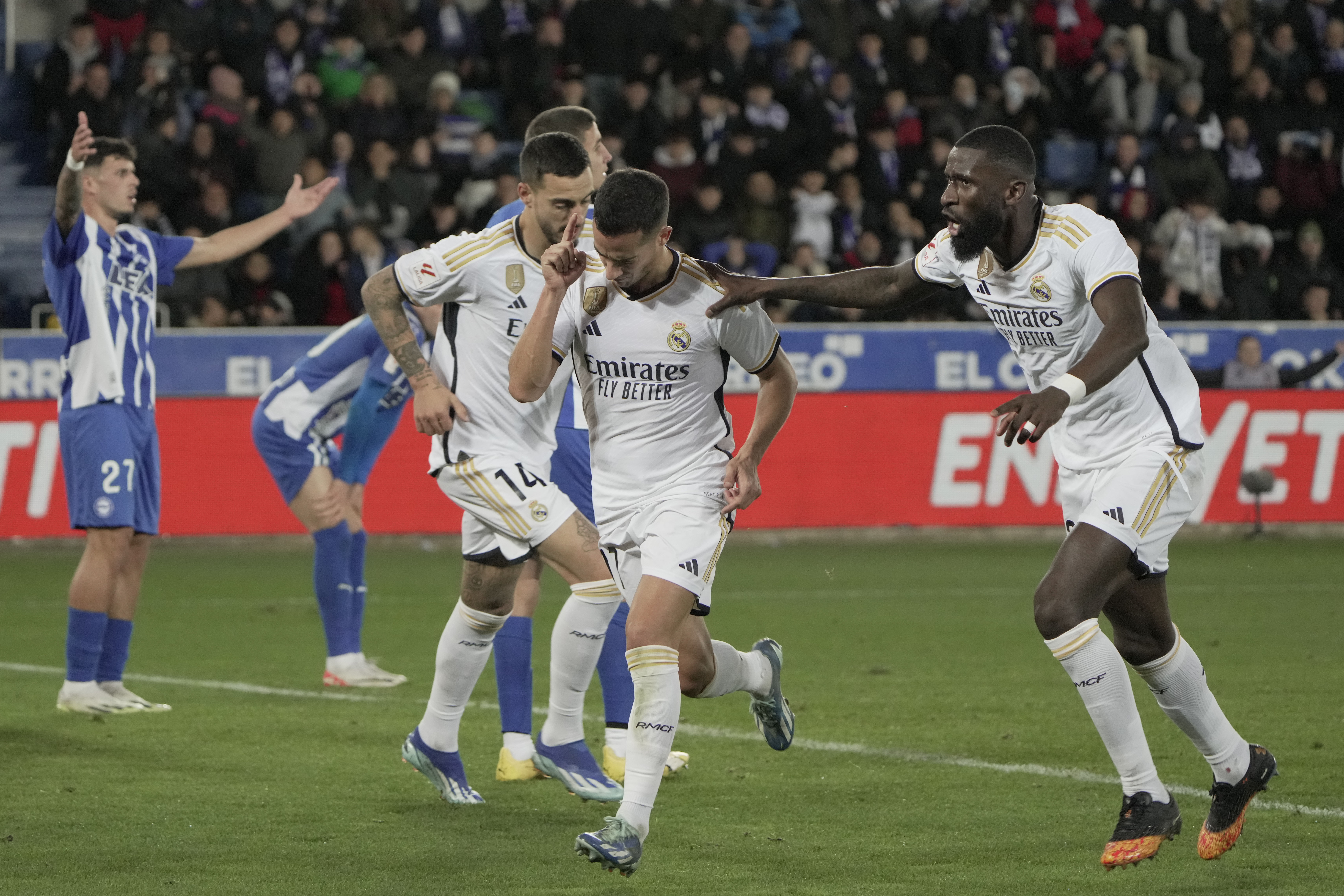 El lateral del Real Madrid Lucas Vázquez (2-d) celebra tras marcar ante el Alavés, durante el encuentro de la jornada 18 de LaLiga. (Foto Prensa Libre: EFE).