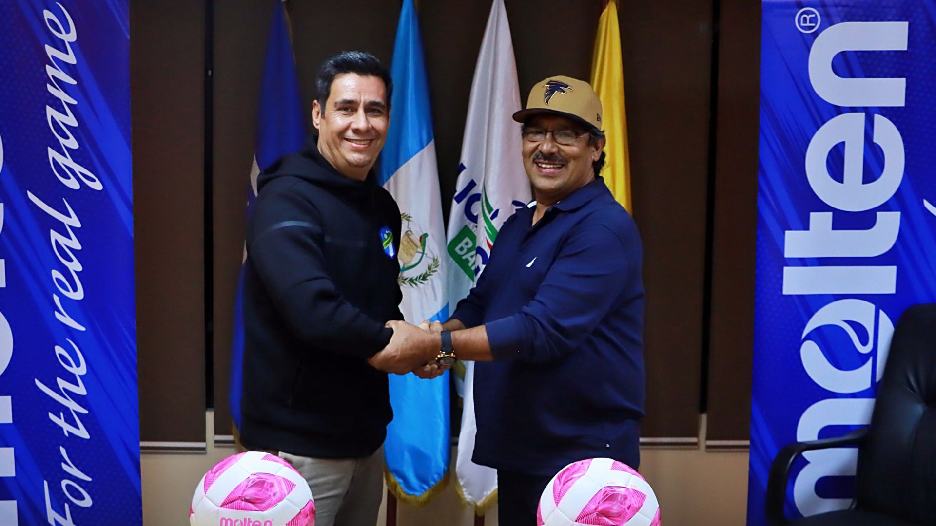 El Gerente Administrativo de Comunicaciones, Cristian Cáceres, se da la mano con el presidente del CD Guastatoya, Leonardo Moscoso. (Foto Prensa Libre: @LigaGuateB)