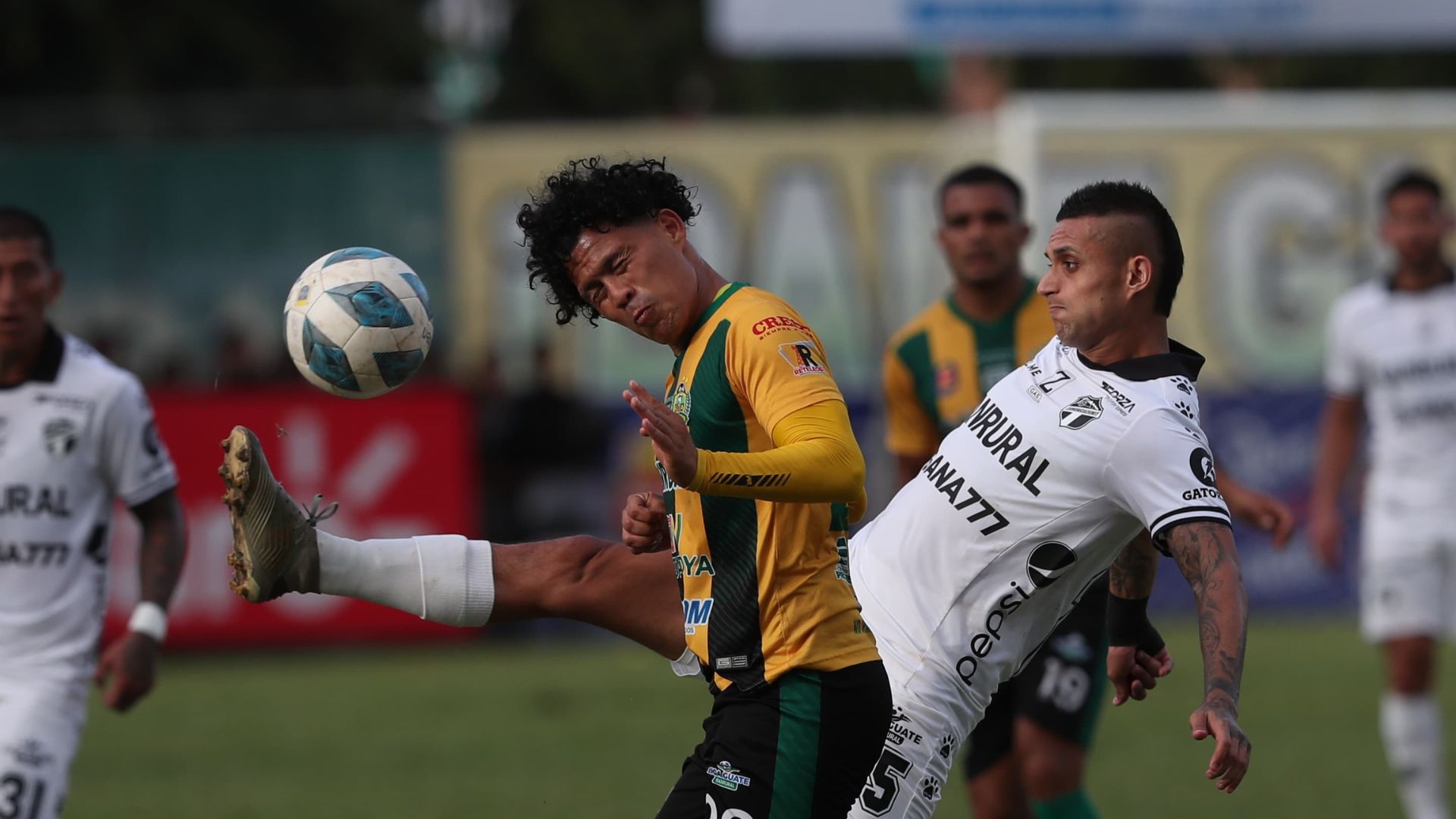 El jugador de Guastatoya, Victor Armas (d), disputa el balón a su rival de Comunicaciones, Jorge Aparicio. (Foto Prensa Libre: Érick Ávila)
