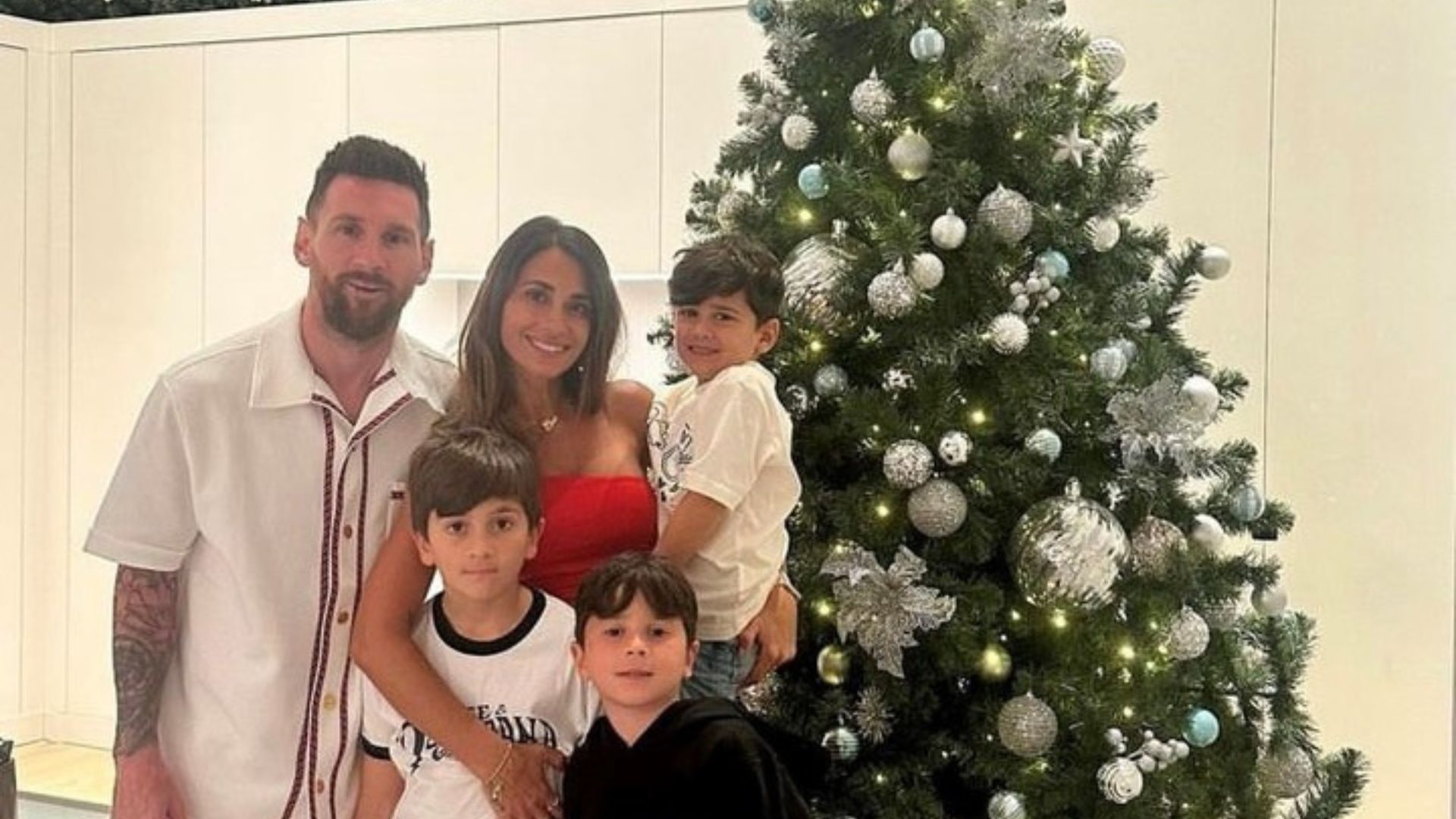 Imágen de la navidad del 2022 que Antonela Rocuzzo colocó en su perfil de Instagram. (Foto Prensa Libre: Antonelaroccuzzo)