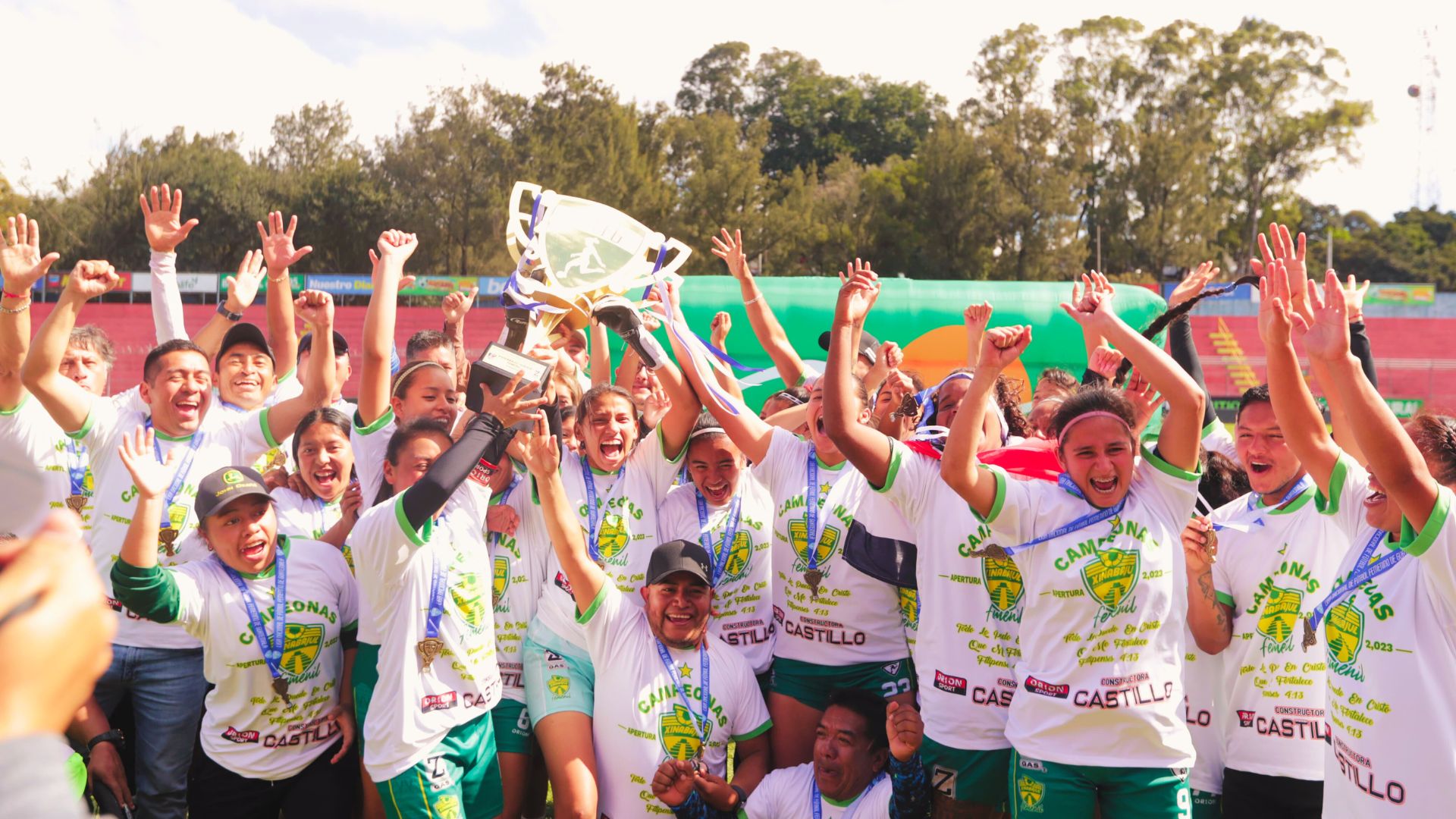 Las jugadoras de Xinabajul durante el festejo de su primer campeonato de liga. (Foto Prensa Libre: Douglas Suruy)