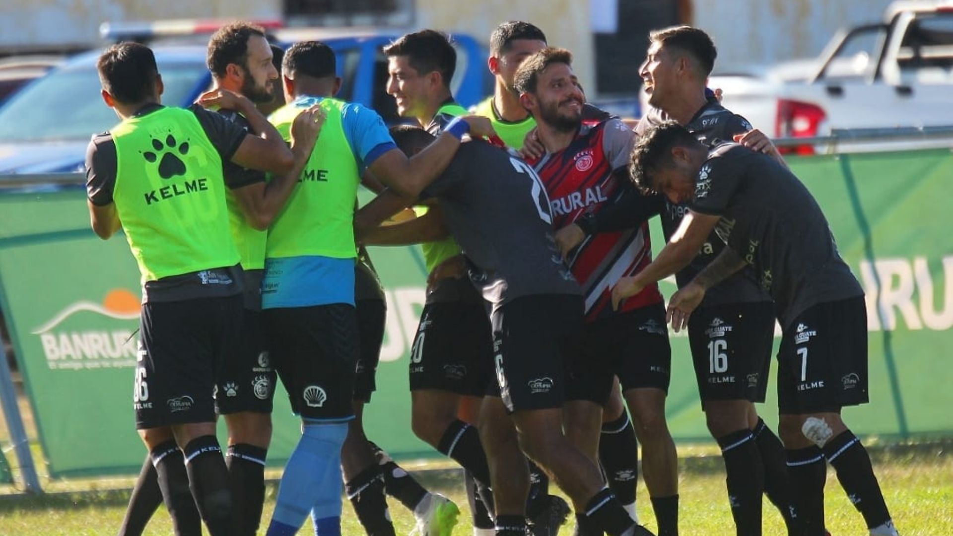 Los jugadores de Xelajú, festejan uno de sus tres goles a Achuapa en el estadio Winston Pineda. (Foto Prensa Libre: Cortesía Xelajú MC)