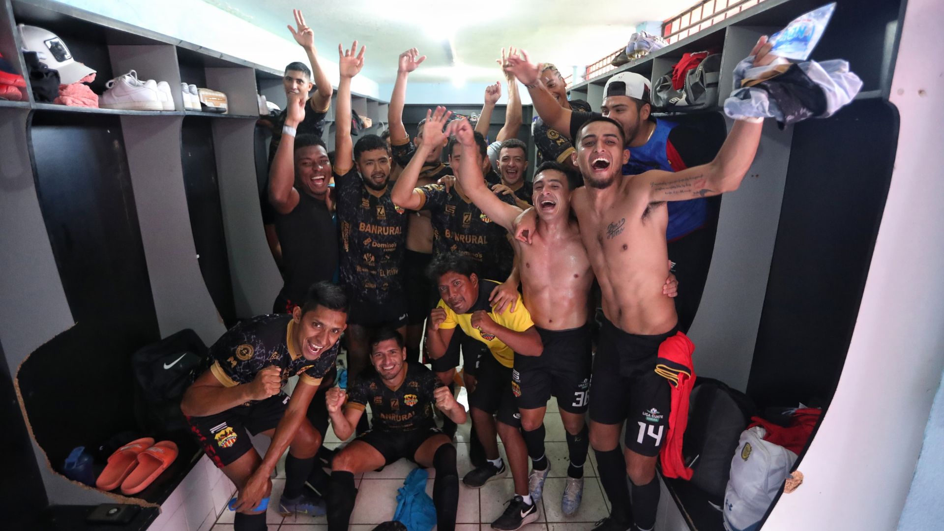 Los jugadores de Zacapa festejan en el camerino, el triunfo ante Municipal. (Foto Prensa Libre: Esbin García)