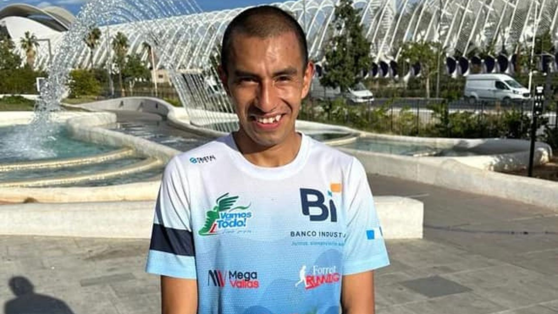 Alberto González antes de competir en la Maratón de Valencia 2023. (Foto Prensa Libre: @AtletismoGT)