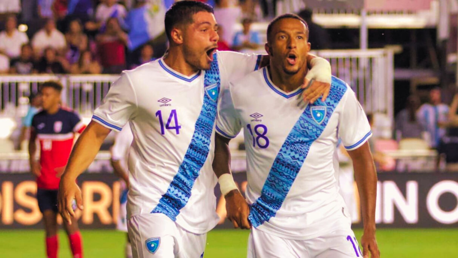Darwin Lom y Nathaniel Méndez-Laing celebrando un gol con la Selección Nacional. (Foto Prensa Libre: Fedefutbol)