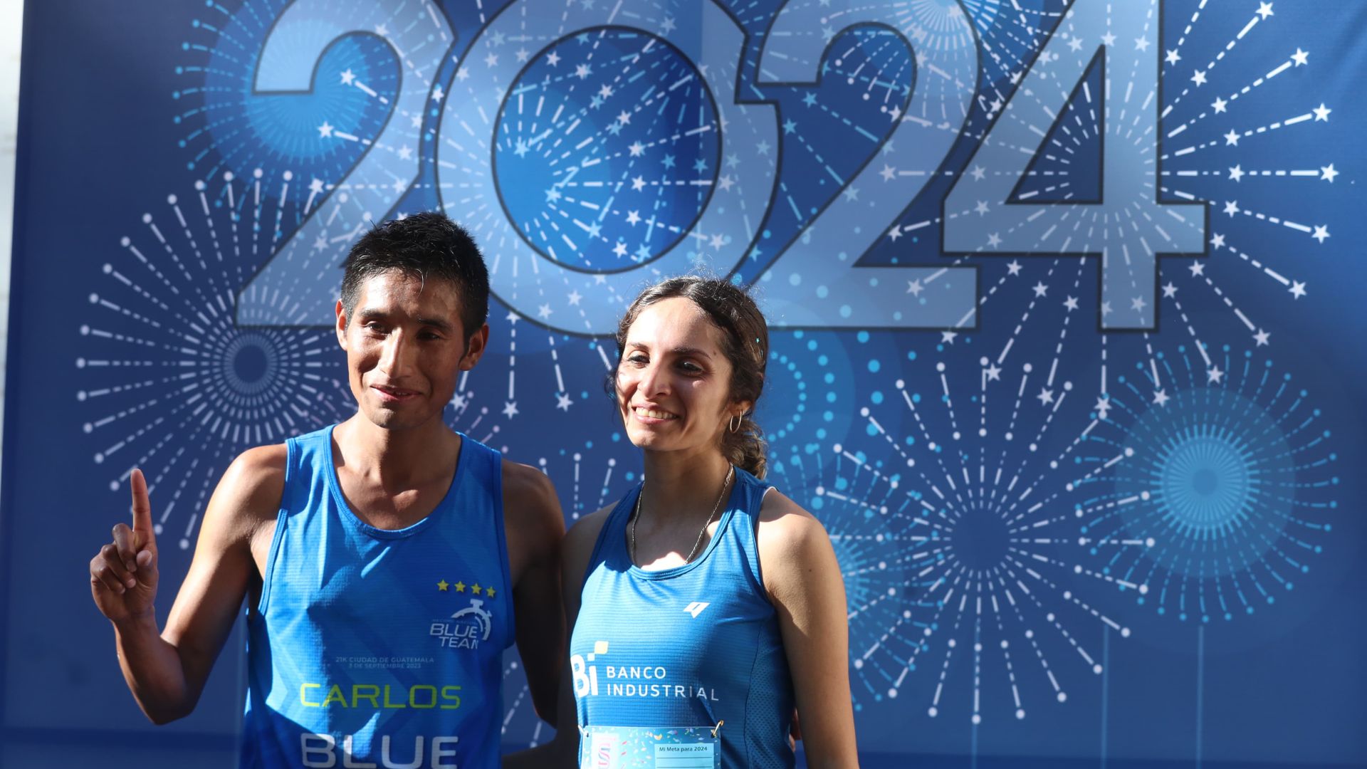 José Carlos Gonzáles y Viviana Aroche en la última carrera del año, luego de ser campeones en sus categorías. (Foto Prensa Libre: Esbin González)