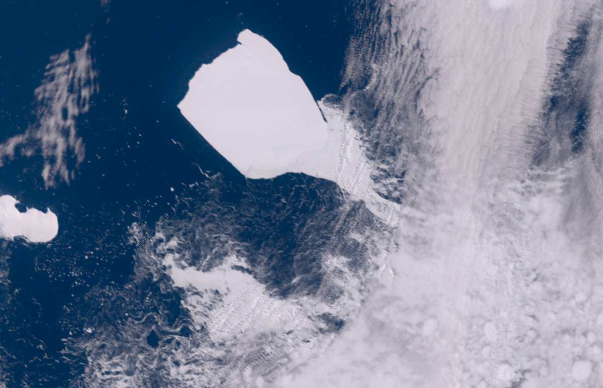 Una imagen de satélite facilitada por Copernicus, el Programa de Observación de la Tierra de la Unión Europea, muestra el iceberg A23a cerca de la isla Joinville, en la Antártida, el 27 de noviembre de 2023. (Foto Prensa Libre: EFE/EPA/EUROPEAN UNION, COPERNICUS SENTINEL-3 IMAGERY HANDOUT)