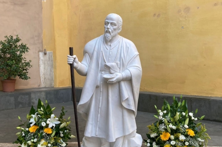 La escultura del Santo Hermano Pedro fue creada con mármol por el taller internacional de arte "Pace & Sons", con sede en Roma. (Foto Prensa Libre: cortesía Fray Edwin Alvarado).
