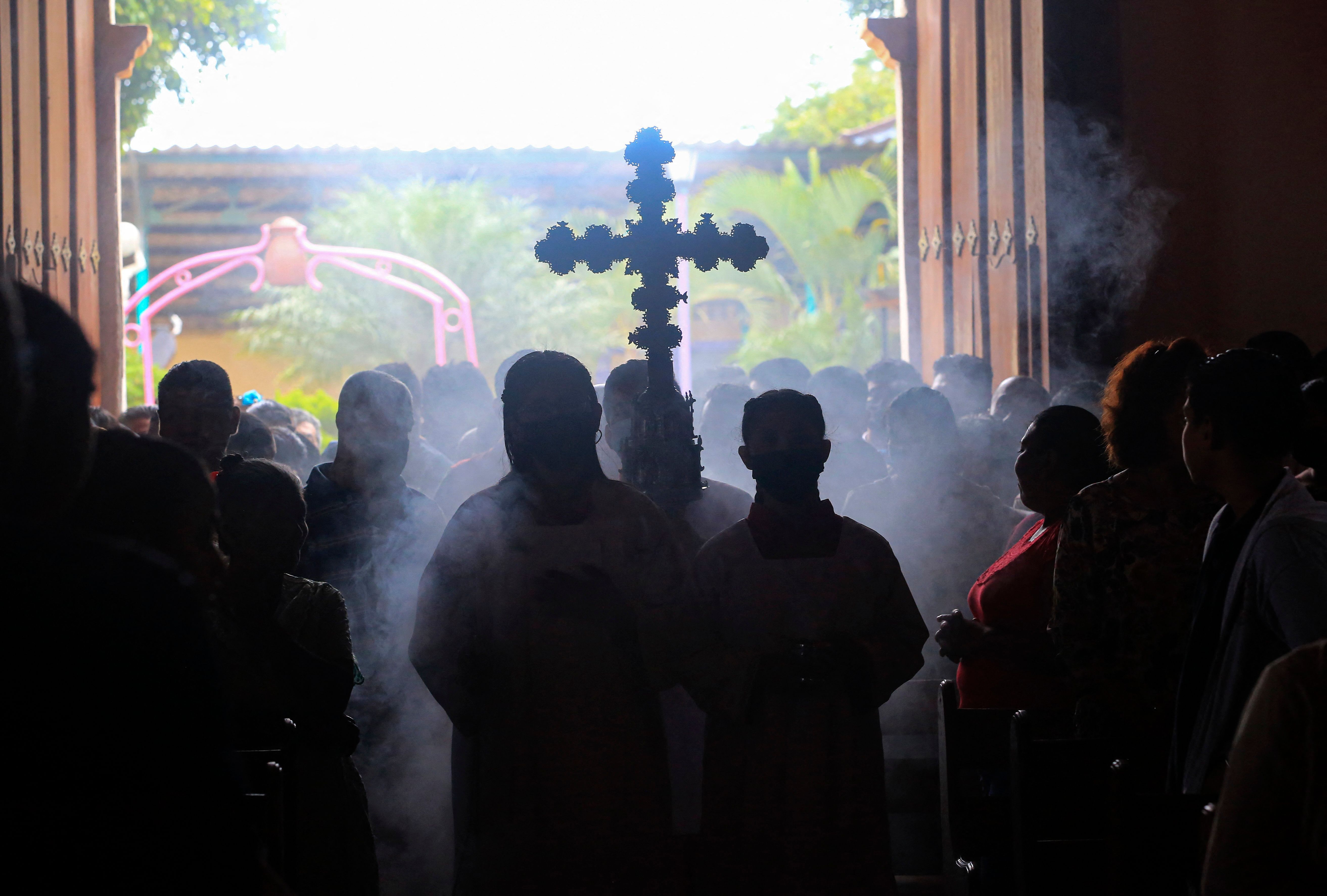 Varias personas asisten a una misa durante las celebraciones en honor a San Juan Bautista, en San Juan de Oriente, Nicaragua, en junio último, mientras los sacerdotes continúan siendo arrestados. (Foto Prensa Libre: AFP)
