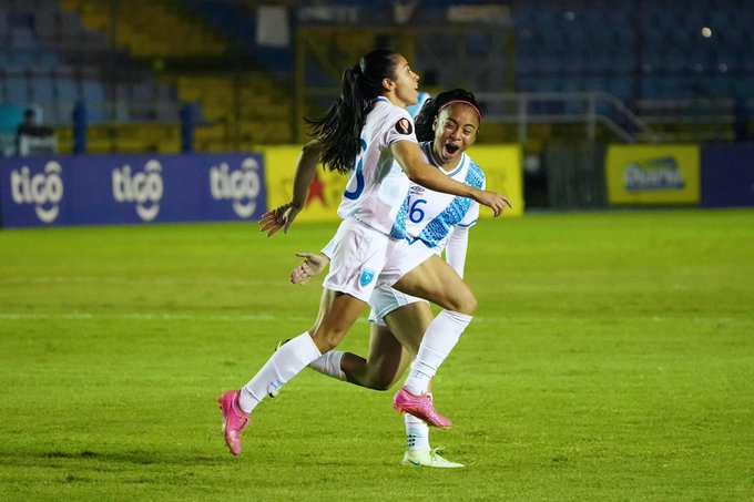 La jugadora de la Selección Nacional, Ana Lucía Martínez, festeja junto a su compañera el único gol de su equipo ante Jamaica en el Doroteo Guamuch Flores. (Foto Prensa Libre: Esbin García)