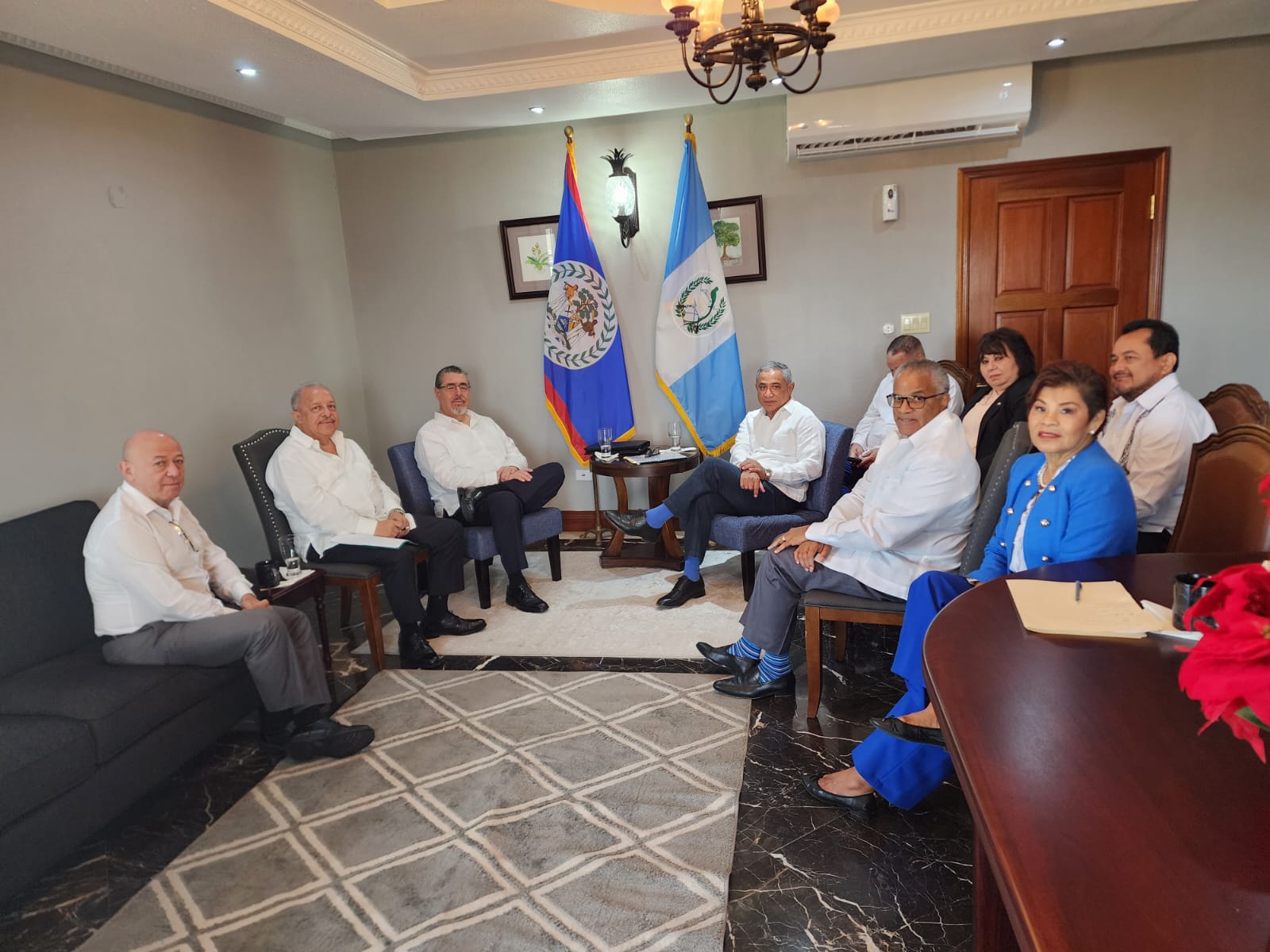 El presidente electo, Bernardo Arévalo, se reunión con autoridades de Belice. (Foto Prensa Libre: Tomada de @MFABelize)