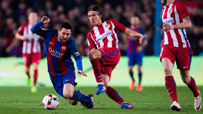El ex jugador del Barcelona, Lionel Messi, se enfrenta al ex defensa del Atlético de Madrid, Filipe Luis. (Foto Prensa Libre: @FootballTalkHQ)