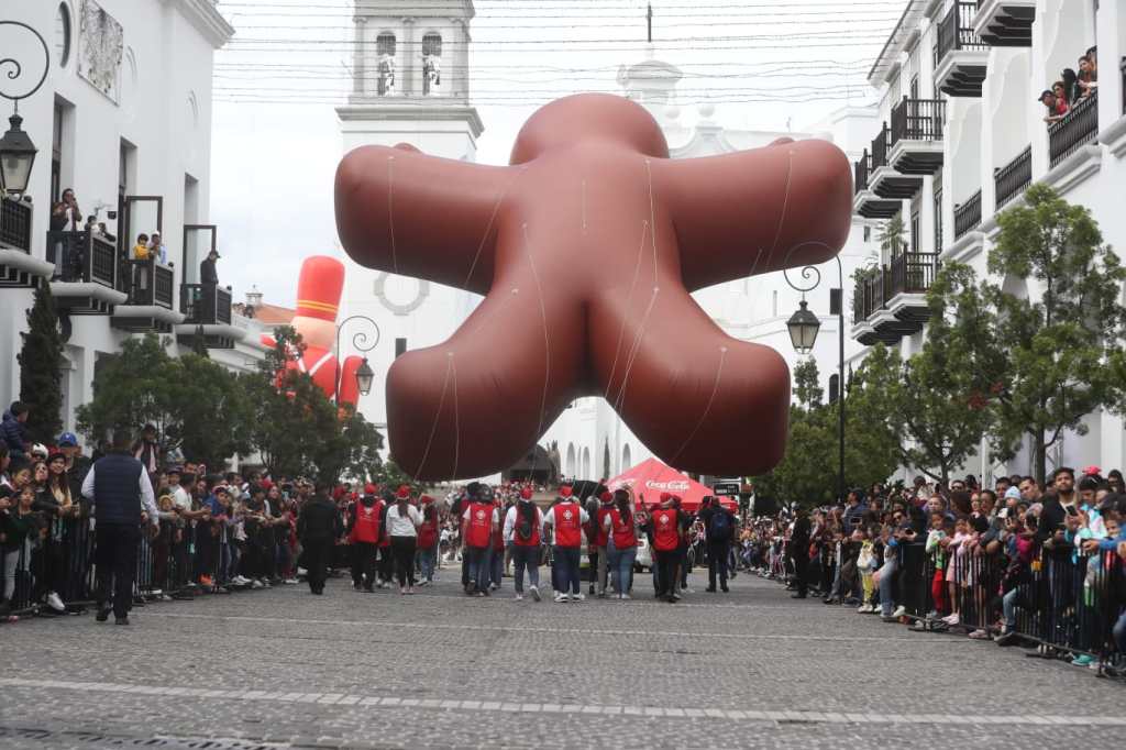 En esta foto se puede apreciar la dimención de los globos gigantes.