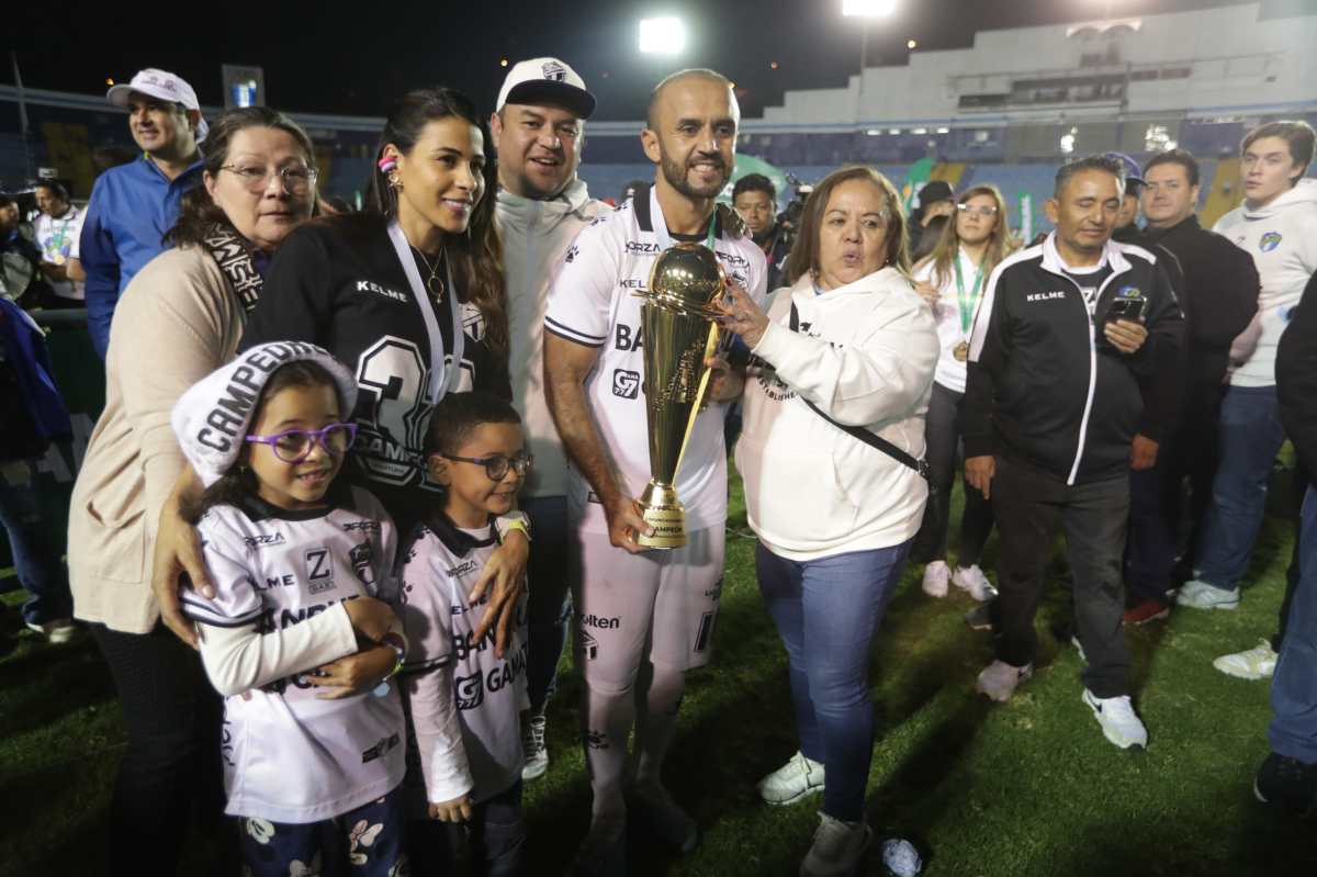 El capitán de Comunicaciones, José Contreras, festeja junto a su familia y la copa de campeón del Apertura 2023, su título número 12. (Foto Prensa Libre: Douglas Suruy)