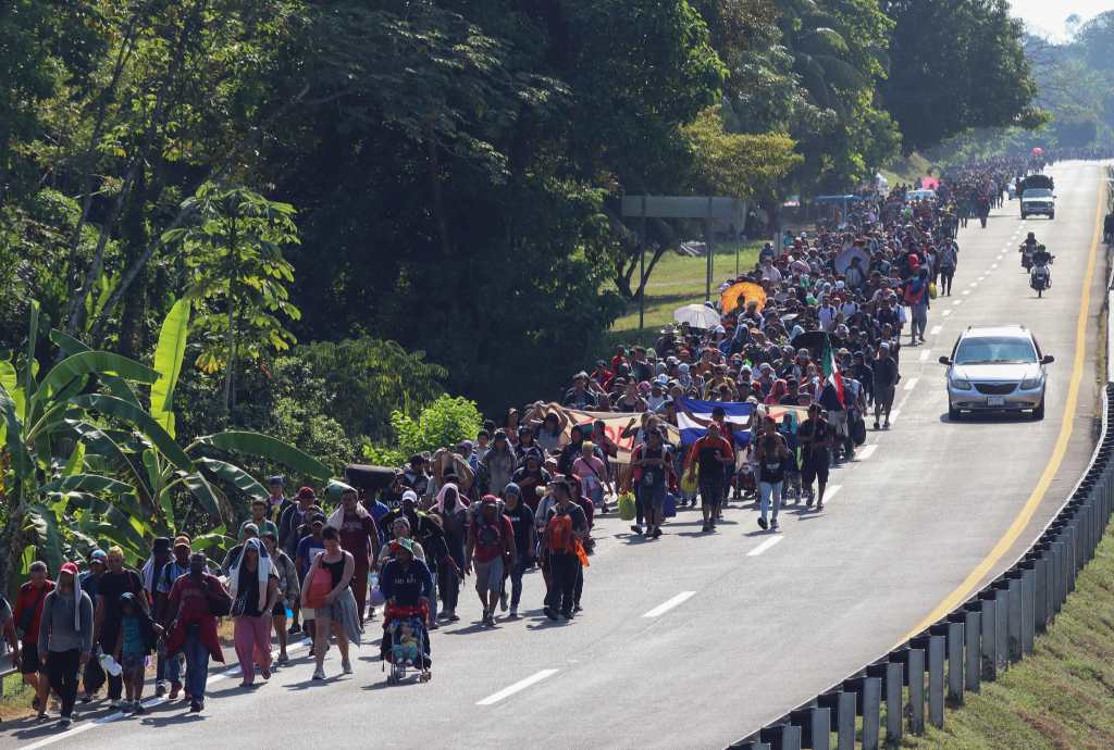 La caravana de miles de migrantes avanza por México en la víspera de la visita de EEUU
