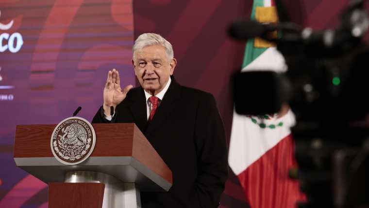 El presidente de México, Andrés Manuel López Obrador, pidió este 13 de diciembre que se "respete" la voluntad popular en Guatemala, donde Bernardo Arévalo ganó las elecciones presidenciales, (Foto Prensa Libre: EFE/José Méndez)
