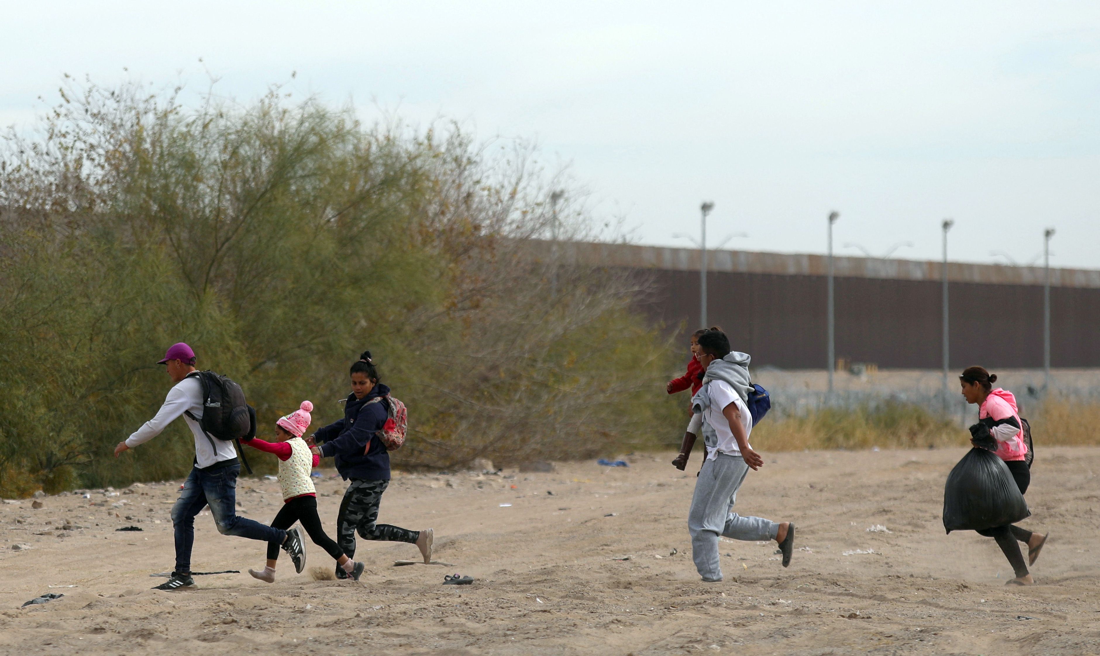 Miles de migrantes intentan llegar de manera ilegal a EE. UU., pero a su paso encuentra decenas de dificultades, entre estas las leyes antiinmigrantes como la SB4 de Texas. (Foto Prensa Libre: AFP)