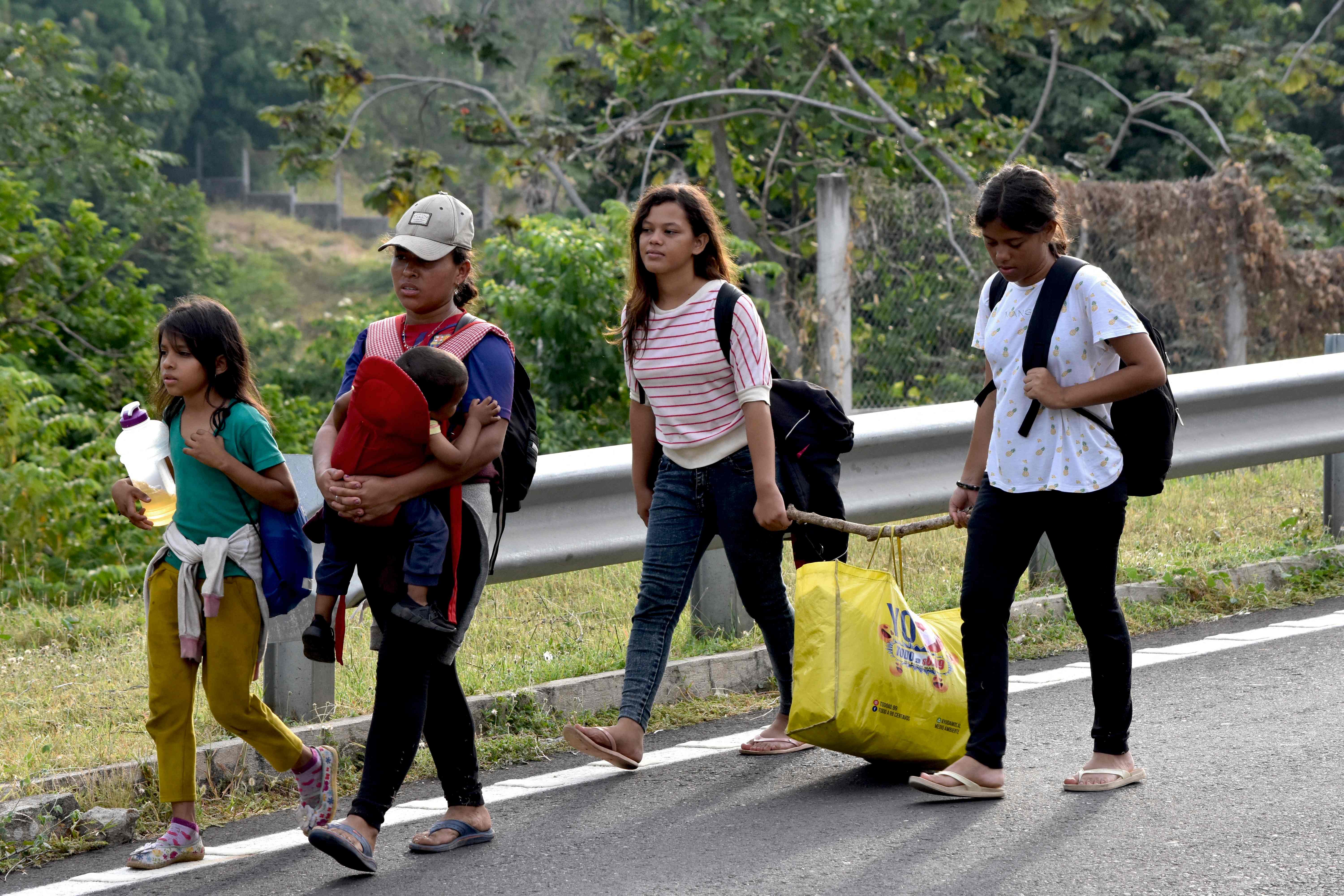 Miles de migrantes de distintas nacionalidades intentan llegar a EE. UU. de manera irregular, pero para intentarlo deben cruzar Guatemala y México. (Foto Prensa Libre: AFP)