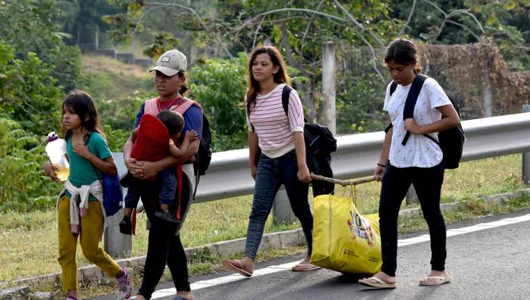 Miles de migrantes de distintas nacionalidades intentan llegar a EE. UU. de manera irregular, pero para intentarlo deben cruzar Guatemala y MÃ©xico. (Foto Prensa Libre: AFP)
