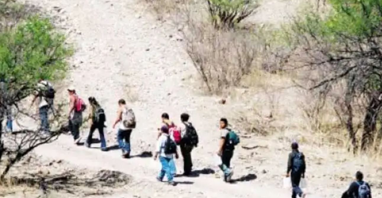 Migrantes caminan en el desierto para llegar a la frontera sur de Estados Unidos e ingresar a ese territorio. (Foto Prensa Libre: Hemeroteca PL)