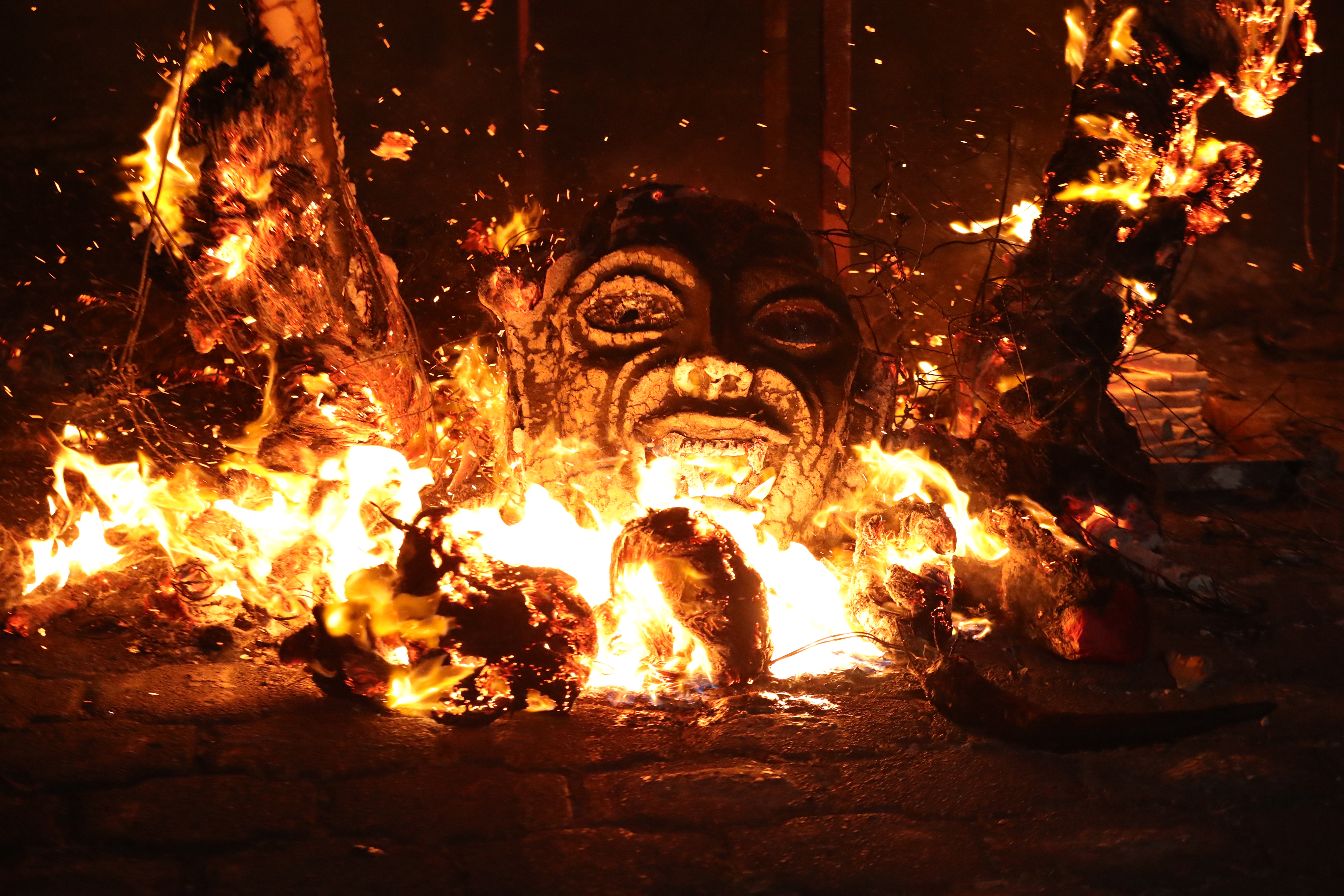 La quema del diablo se celebra en distintos municipios, incluyendo Antigua Guatemala.
