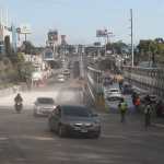 El puente temporal sobre km 17.5 de la ruta al Pacífico, en Villa Nueva, fue instalado a causa de un hundimiento. (Foto Prensa libre. Érick Ávila)