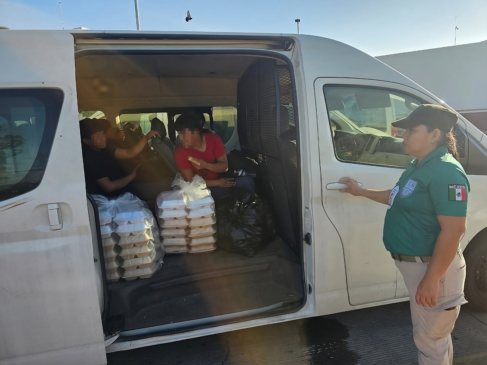 Autoridades mexicanas acompañan a 47 menores guatemaltecos hacia el territorio de Tecún Umán, San Marcos, para ser entregados. (Foto Prensa Libre: INM)