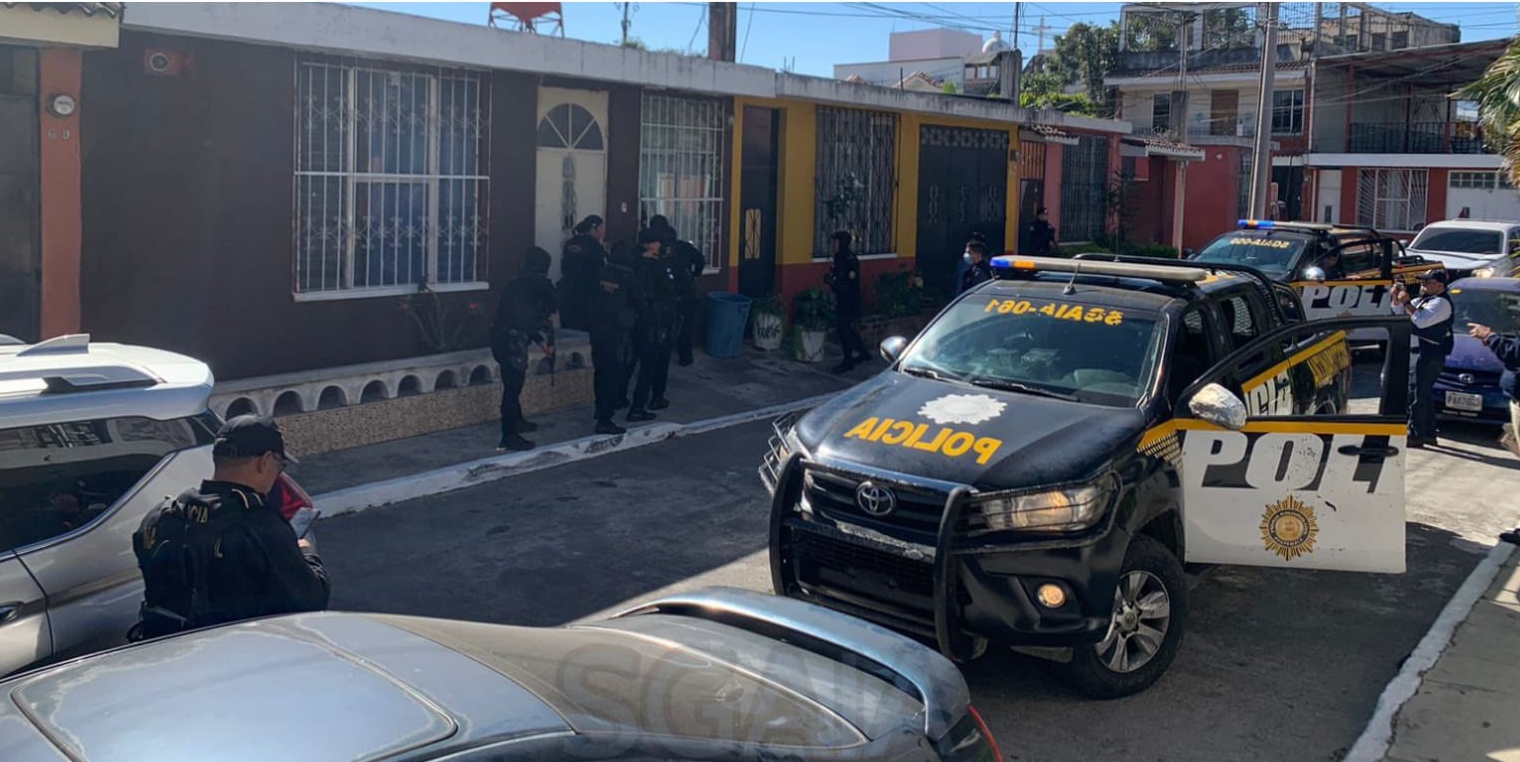La SGAIA allanó una vivienda en un residencial de San Miguel Petapa pero aún no se reportan capturas tras encontrar unos paquetes con posible droga. (Foto Prensa Libre: PNC/Twitter)