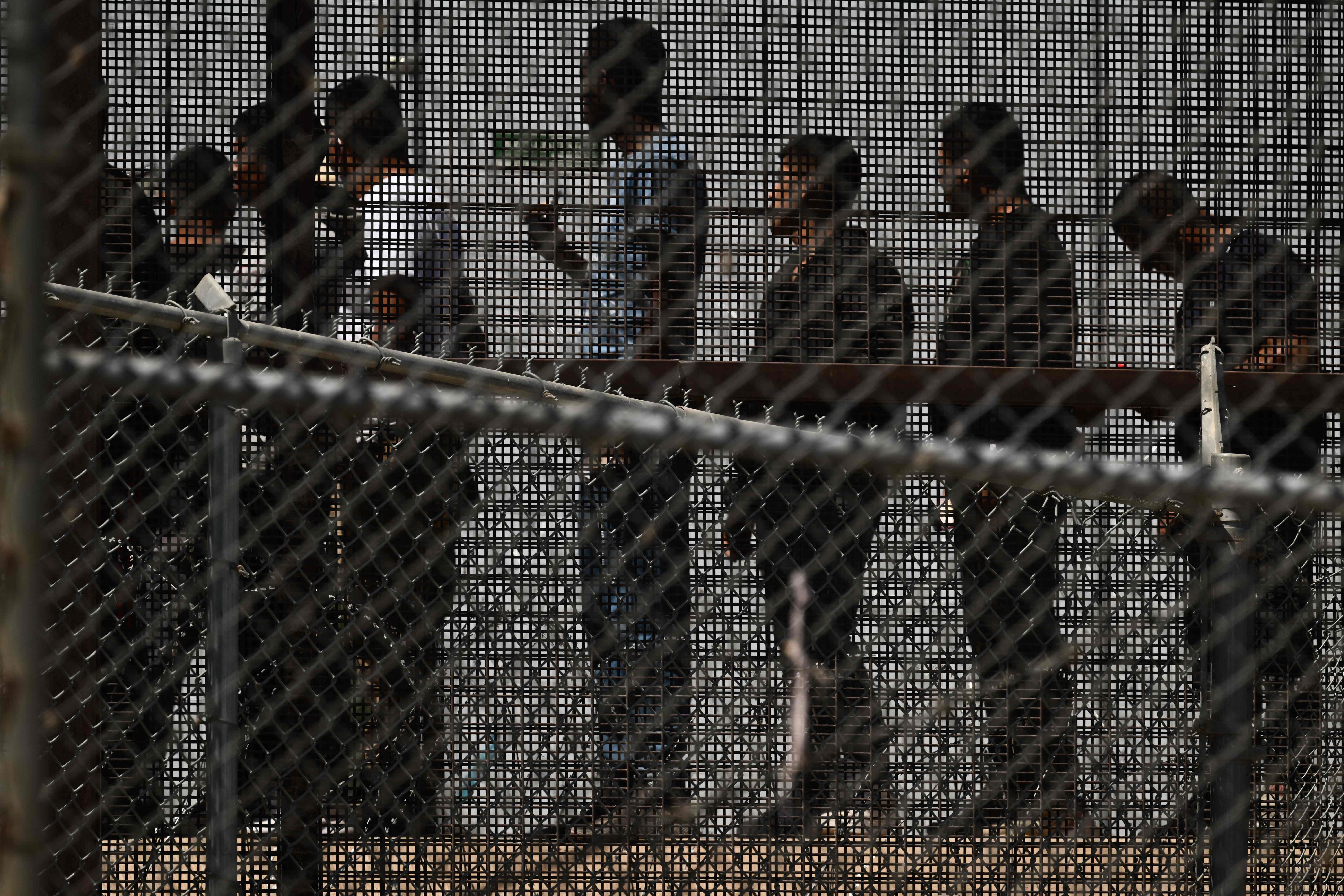 Texas: las polémicas leyes firmadas por el gobernador Abbott que  permitirían a la policía detener y expulsar migrantes a México