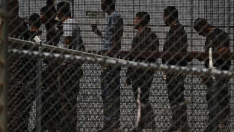 Texas: las polémicas leyes firmadas por el gobernador Abbott que permitirían a la policía detener y expulsar migrantes a México