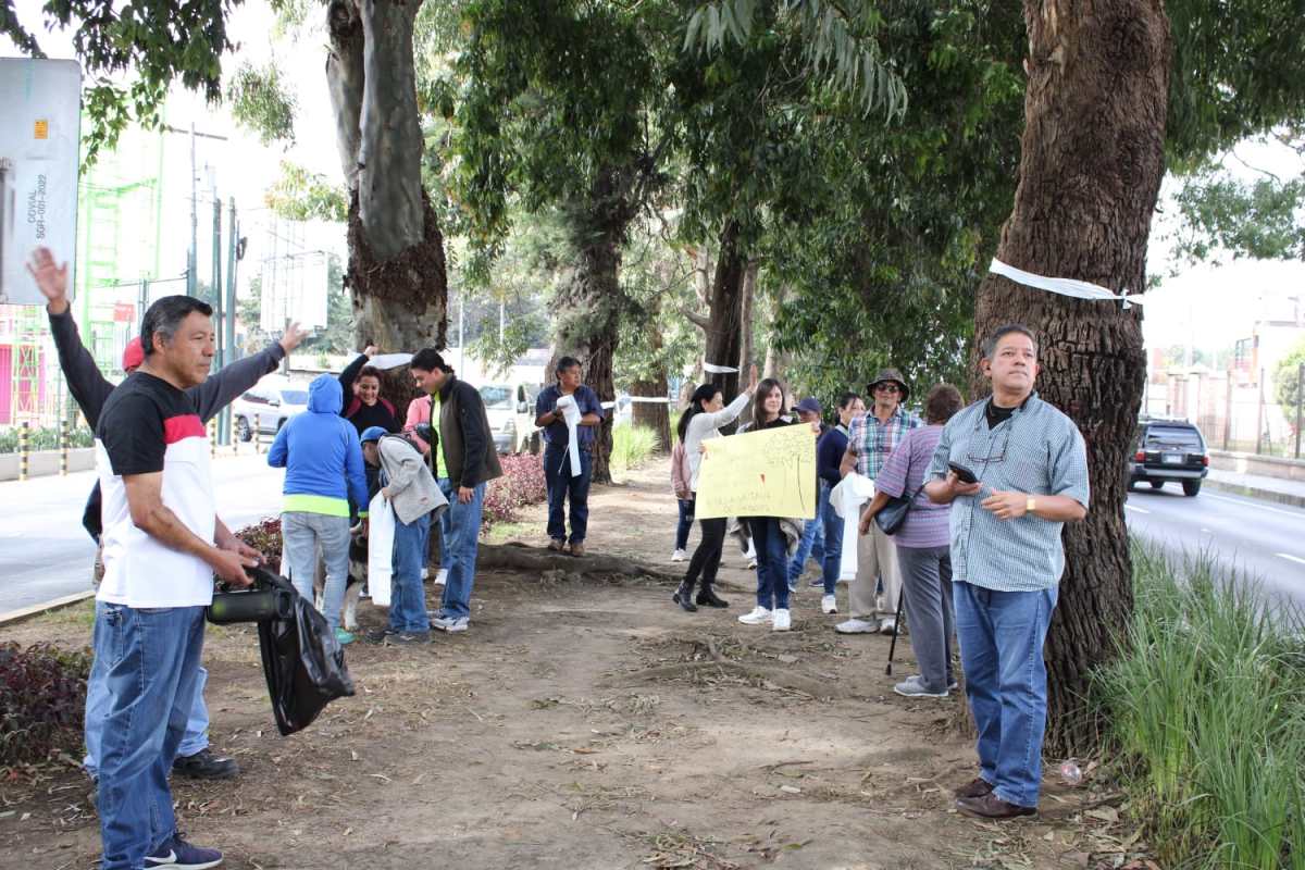 Vecinos de San Lucas Sacatepéquez manifestaron este 29 de diciembre 2023 para rechazar tala en arriate central de la ruta Interamericana. (Foto Prensa Libre: Luis Machá) 

