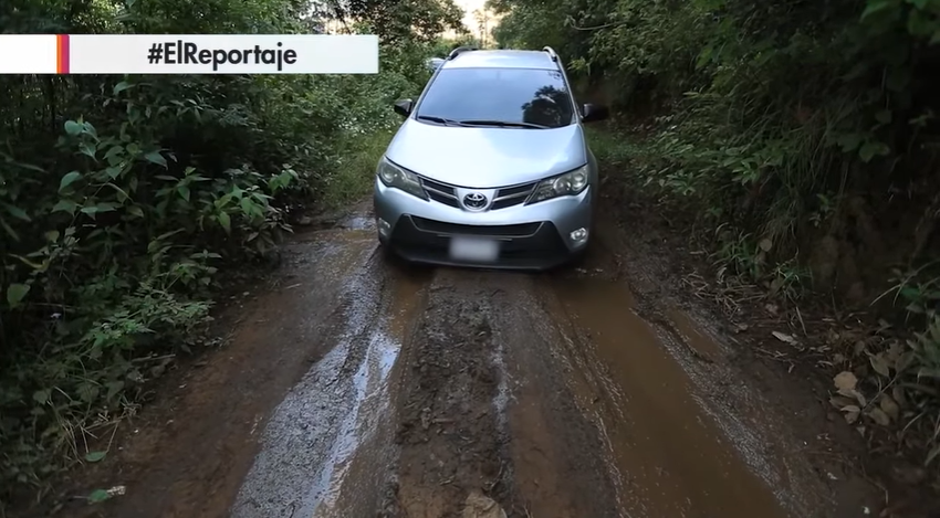 Los productores tardan hasta 35 minutos para transitar solo 3 kilómetros en Patzún, situación que imposibilita la exportación de lo que cosechan. (Foto Prensa Libre: Captura de Pantalla)