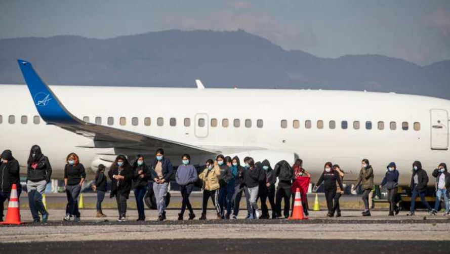 Migrantes deportados desde EE. UU. llegan a suelo guatemalteco. (Foto Prensa Libre: EFE)