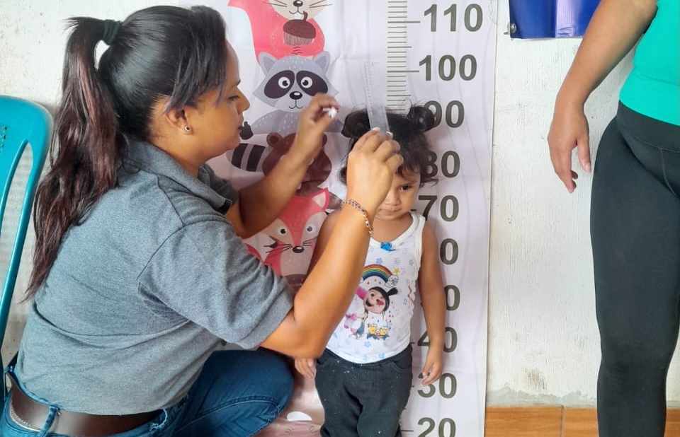 Siomara Rodas monitorea la talla de niños, como parte del seguimiento en el programa de El Jícaro y El Sauce, en Cuilapa, Santa Rosa. (Foto Prensa Libre: cortesía)