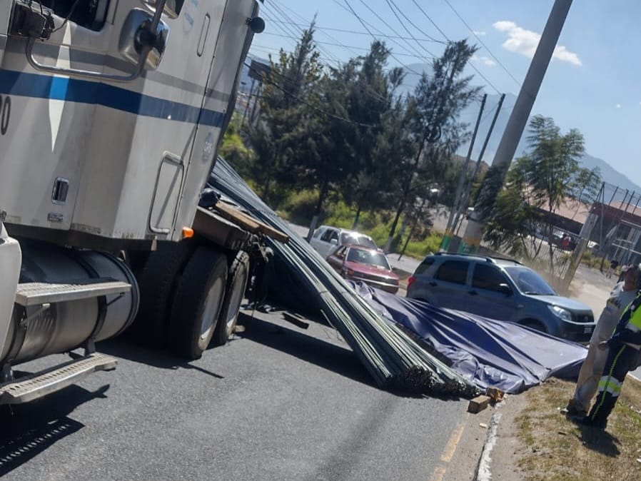 Tráiler deja tirada mercadería en Prados de Villa Hermosa. (Foto Prensa Libre: PMT Villa Nueva)