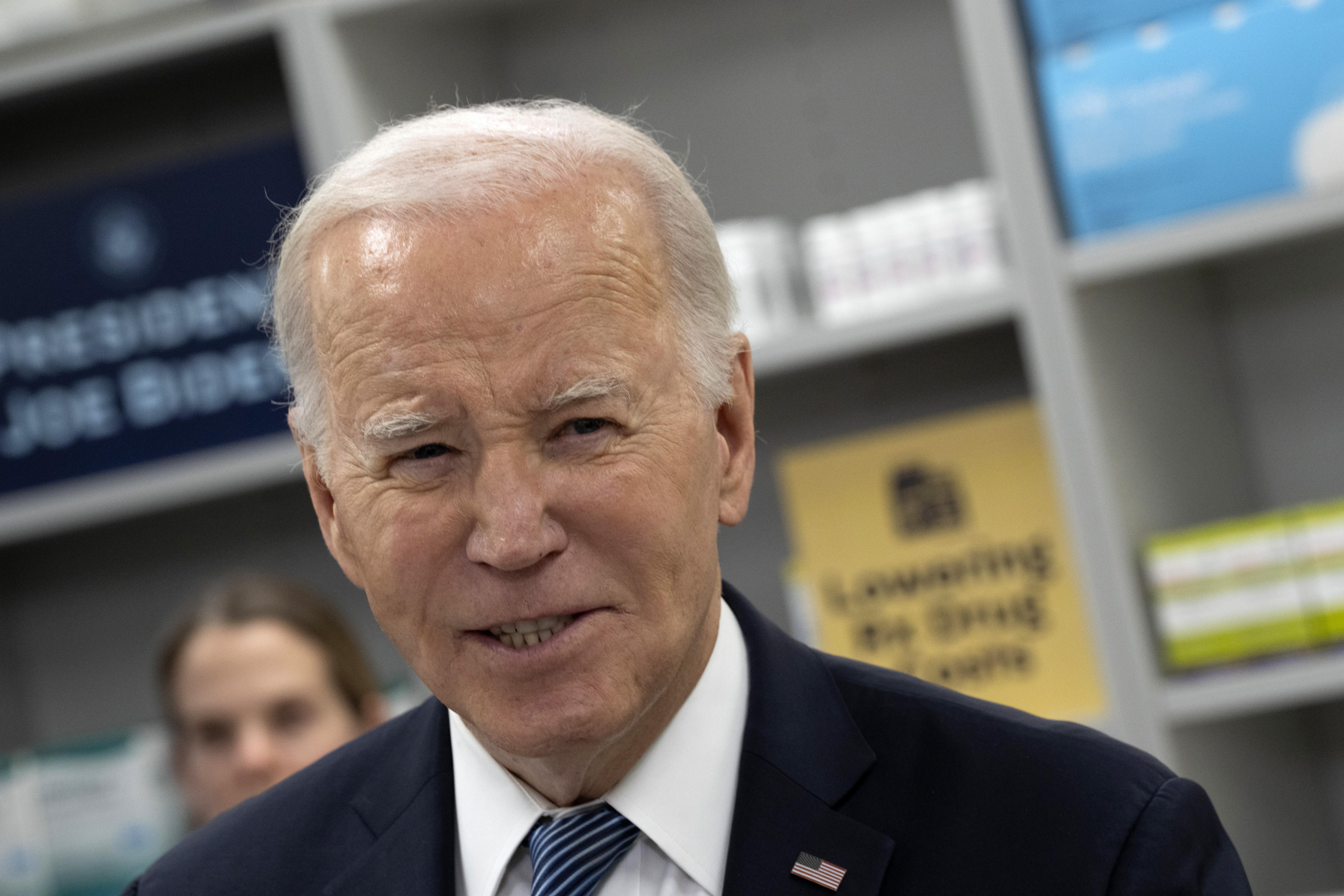 El presidente estadounidense Joe Biden busca apoyo para aprobar más gasto a favor de Ucrania. (Foto Prensa Libre: EFE/EPA /Chris Kleponis / PISCINA)