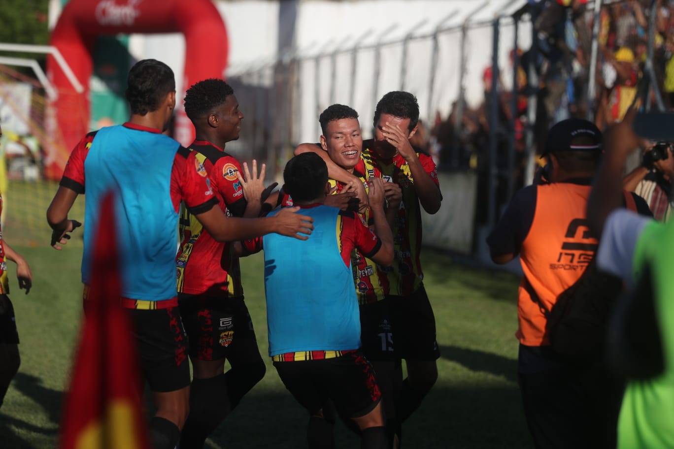 Jugadores de Zacapa celebran el tanto ante Municipal en la ida de los cuartos de final. Foto Prensa Libre (Juan Diego González)