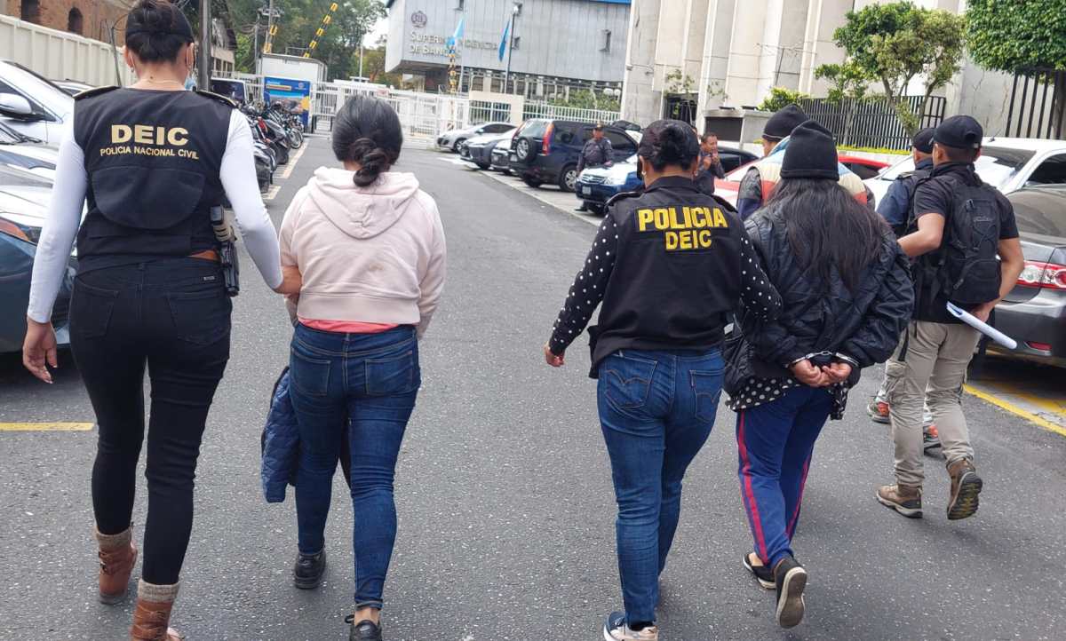 Este 4 de diciembre se realizó la segunda parte de la Operación Muralla a través de 44 allanamientos realizados por investigadores de la de la PNC y el MP. Arrestaron a más de 40 personas. (Foto Prensa Libre: PNC).