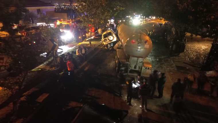 Hasta horas de la noche fueron retirados los vehículos siniestrados en el kilómetro 19 de la ruta Interamericana el 5 de diciembre. (Foto Prensa Libre: Byron Rivera).