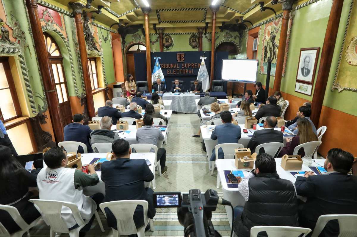 Representantes de distintos partidos políticos acudieron a una reunión con magistrados del TSE, de cara al futuro paquete de reformas electorales. Fotografía: Prensa Libre (Esvin García). 