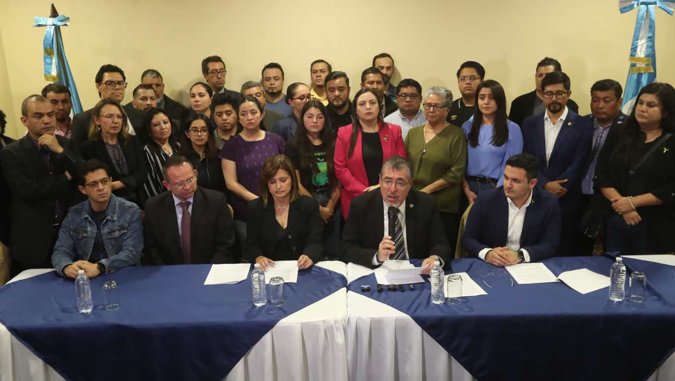 El binomio electo se defendió de los señalamientos del MP, indicando que se trata de un intento de golpe de Estado. Fotografía: Prensa Libre (Erick Ávila). 