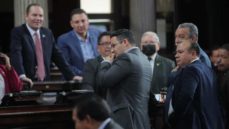 Samuel Pérez, jefe de bloque de Movimiento Semilla, durante la sesión en que sus objecciones al presupuesto no fueron aceptadas. (Foto Prensa Libre: Byron Baiza). 