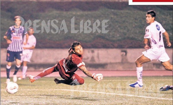 Momento en el que  Carlos Ramírez anota el gol de Comunicaciones en el estadio Cementos Progreso. Foto Prensa Libre (Hemeroteca PL)