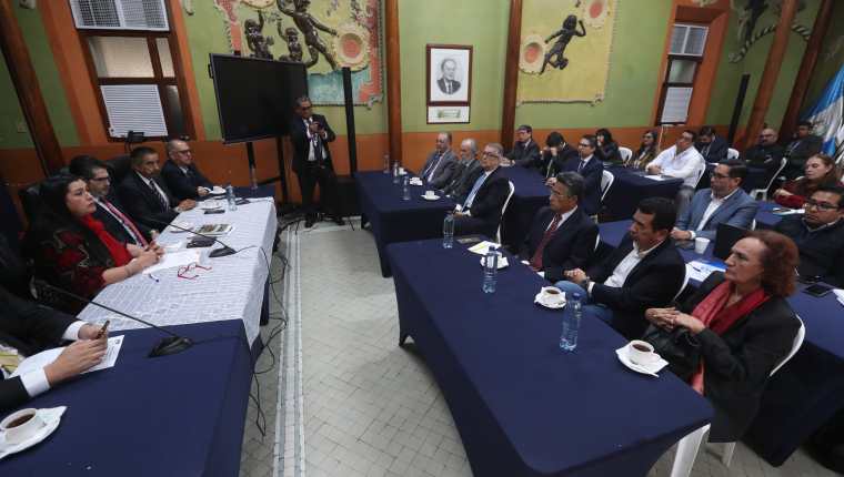 La reunión se da en un contexto en que el TSE se encuentra desintegrado y en el que la CC ya ordenó la toma de posesión de los ciudadanos electos. Fotografía: Prensa Libre (Ercik Ávila). 