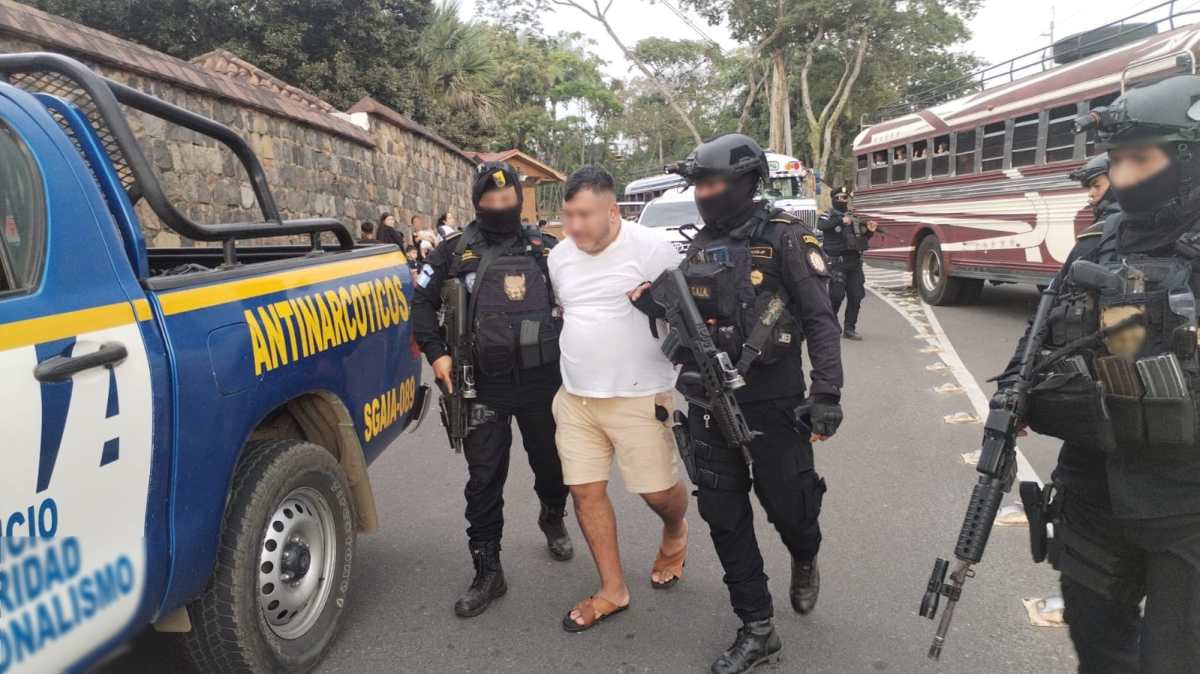 Erick Manuel Ochoa Villagrán, alias Perica, fue arrestado este 16 de diciembre por autoridade antinarcóticas guatemaltecas en San Martín Zapotitlán, Retalhuleu. Lo pide Estados Unidos en extradición por narcotráfico. (Foto Prensa LIbre: SGAIA-PNC)