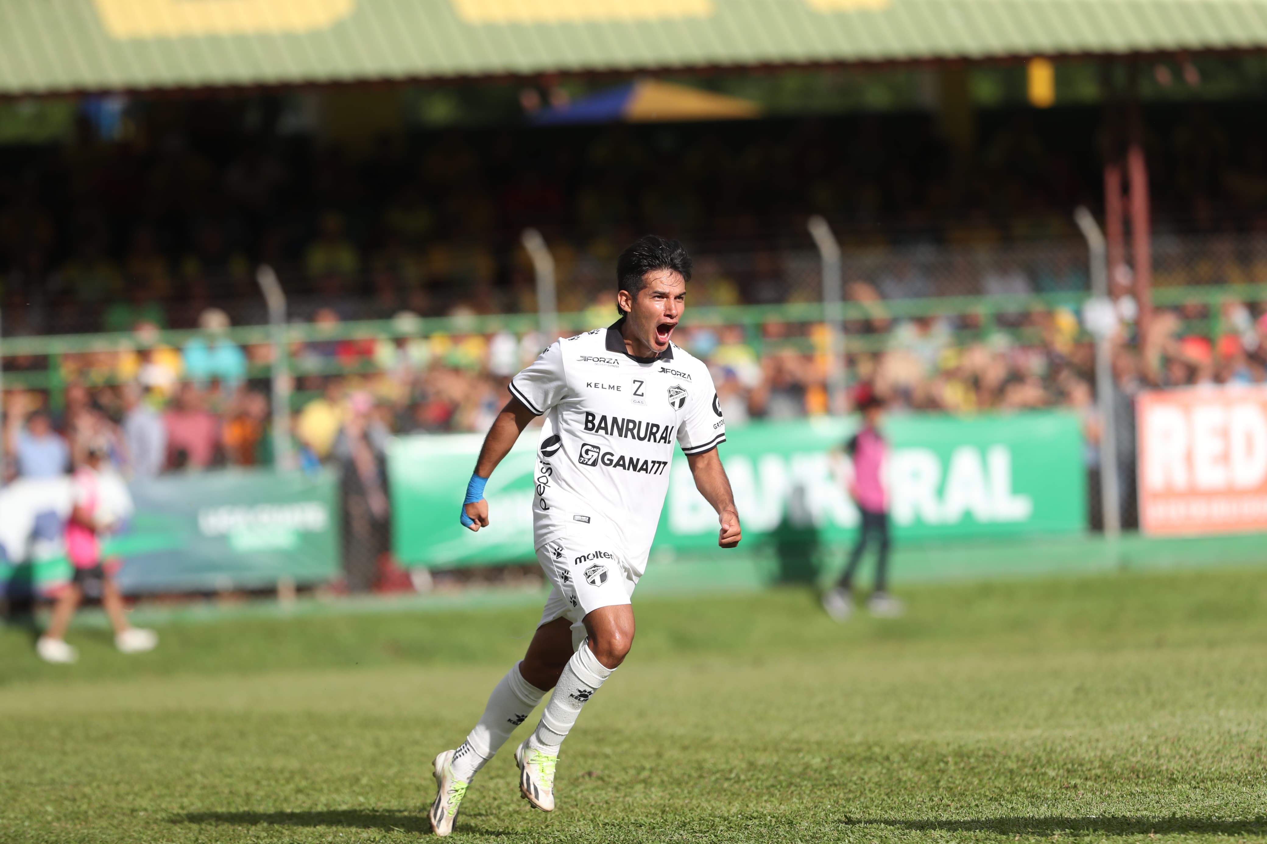 Gol de Jesús Antonio López frente a Guastatoya.