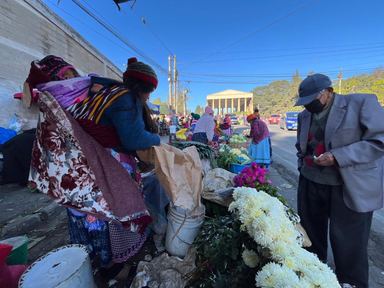 Dos personas en Quetzaltenango, cerca del mercado terminal Minerva, se abrigan bien ante la helada que se registró este 19 de diciembre. La temperatura fue de -5. (Foto Prensa Libre: Mynor Toc Fuentes).